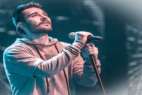 علی یاسینی خواننده محبوب و خوشنام کشور در هتل پارس کاروانسرا آبادان