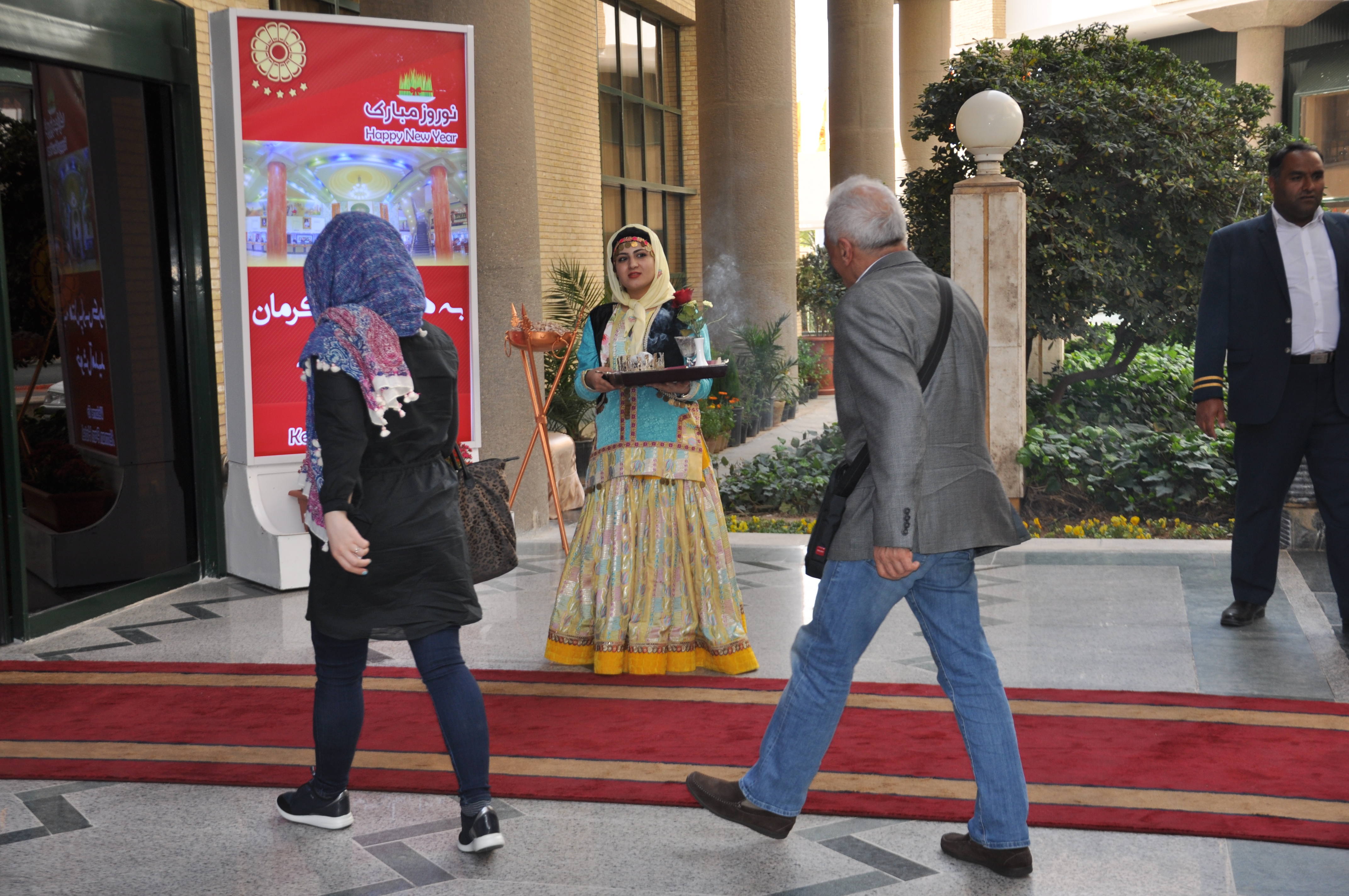 استقبال مهمانان نوروزی با لباس سنتی در هتل پارس کرمان